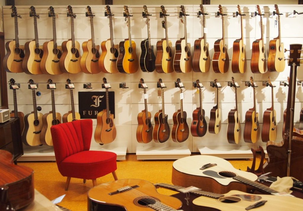 Gitarren im Musikgeschäft ausgestellt