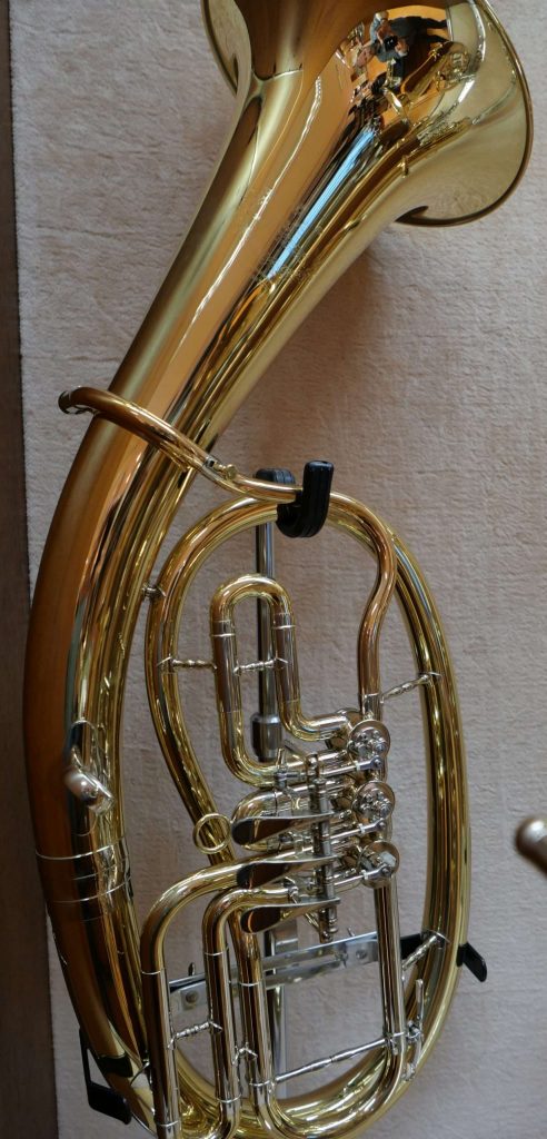 Nahaufnahme eines goldenen Blechblasinstruments