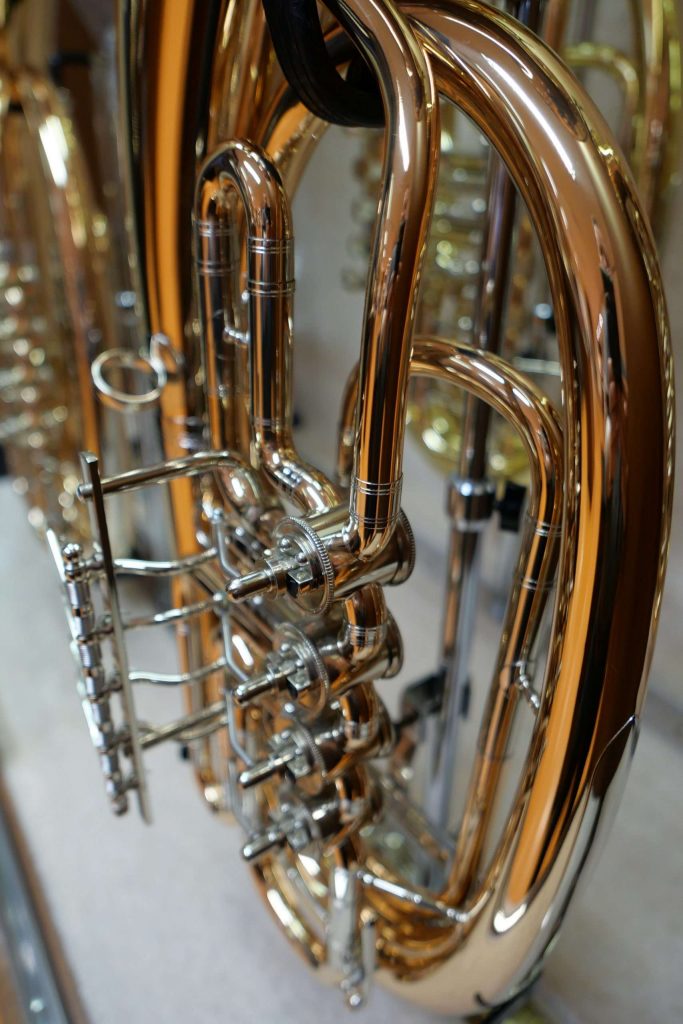 Nahaufnahme eines vernickelten Musikinstruments