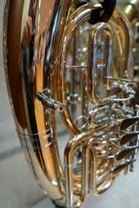 Detailaufnahme eines glänzenden Blechblasinstruments