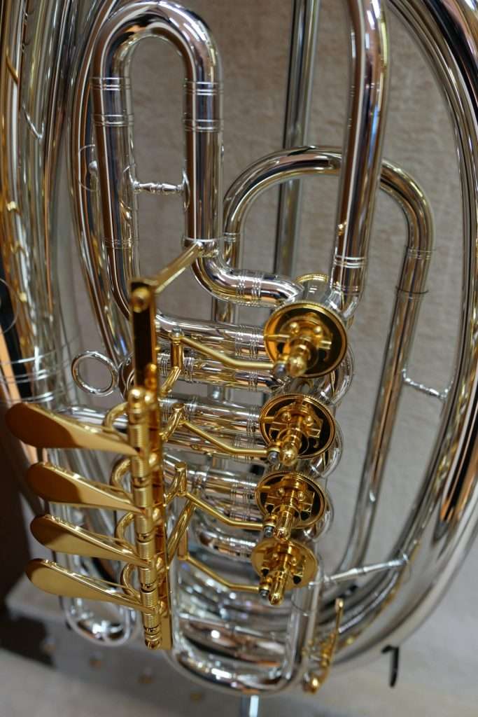 Nahaufnahme einer Tuba mit Ventilen