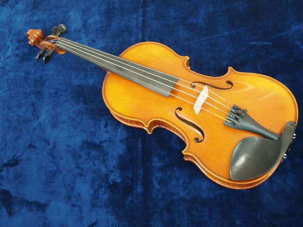 Violine auf blauem Hintergrund