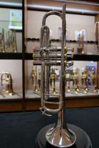 Silberne Trompete in einem Musikgeschäft ausgestellt