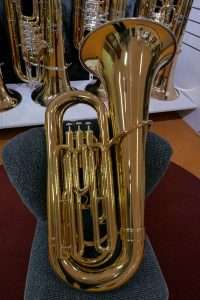 Goldene Tuba auf Teppich liegend
