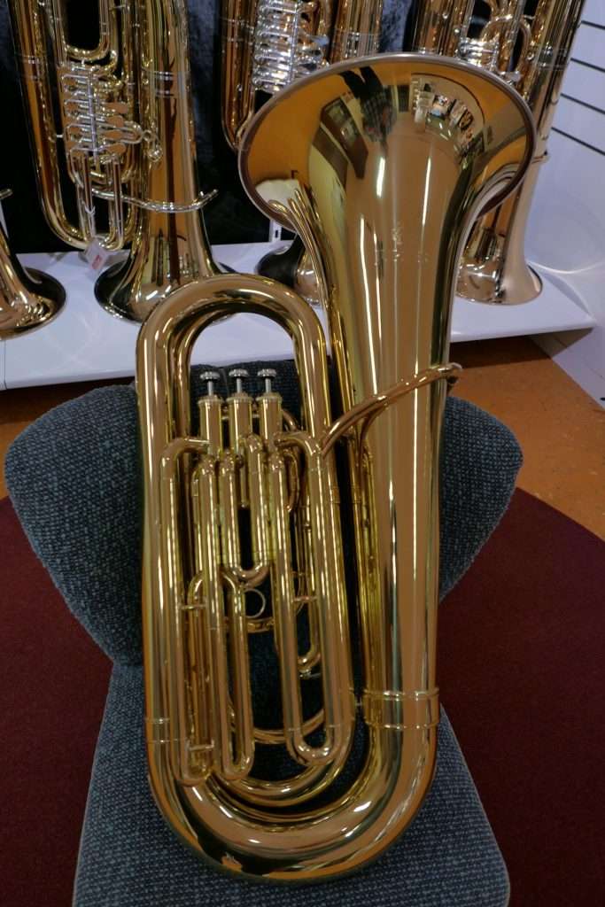 Goldene Tuba auf Teppich liegend