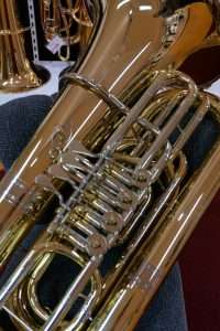 Details eines glänzenden goldenen Blechblasinstruments
