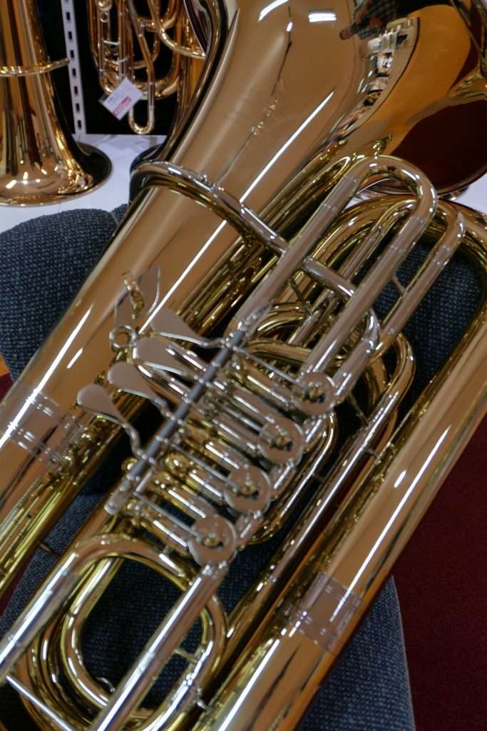 Details eines glänzenden goldenen Blechblasinstruments