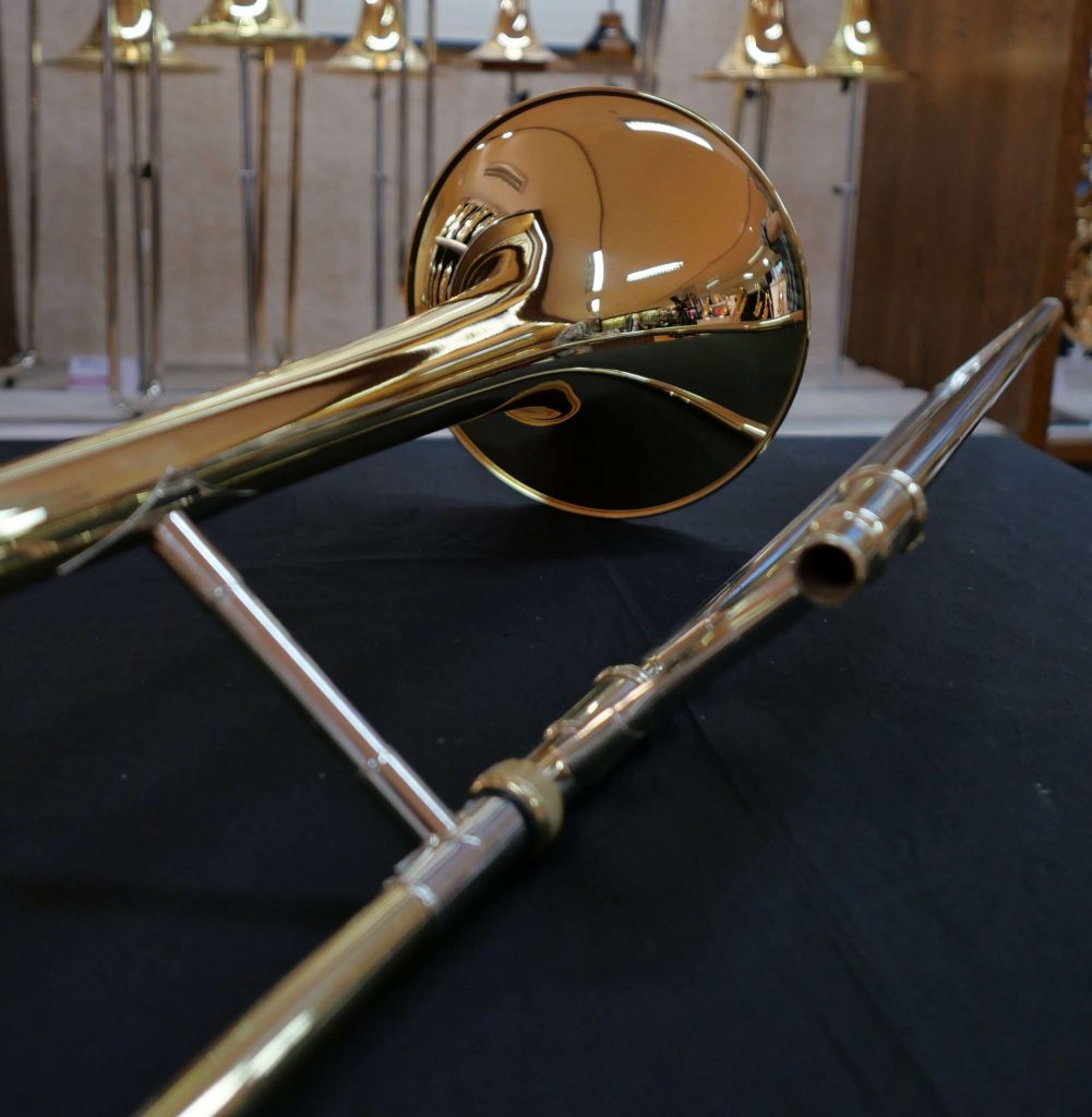 Goldenes Blasinstrument auf schwarzem Hintergrund