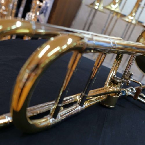 Nahaufnahme einer goldenen Posaune