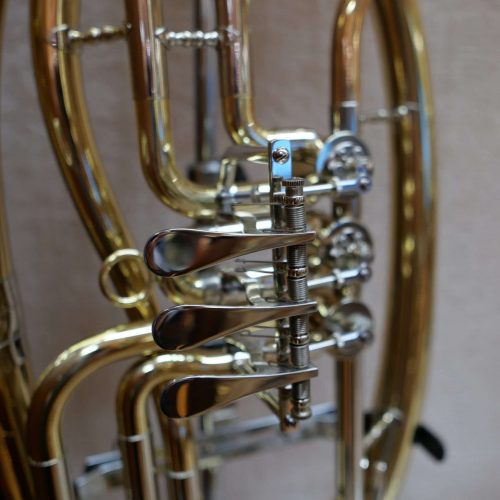 Detailansicht eines goldenen Blechblasinstruments