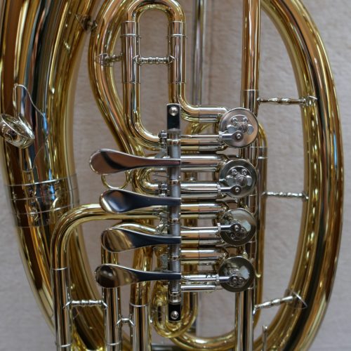 Nahaufnahme eines goldenen Blasinstruments