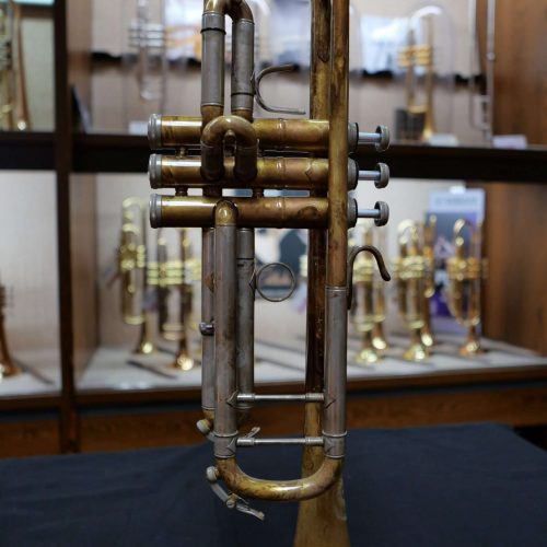 Alte Trompete in einer Vitrine ausgestellt.