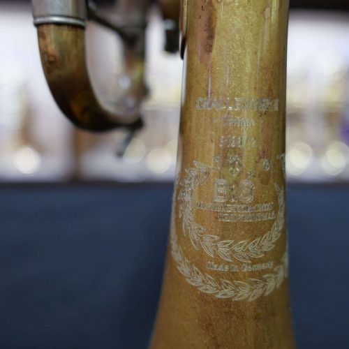 Nahaufnahme eines gravierten Messinginstruments
