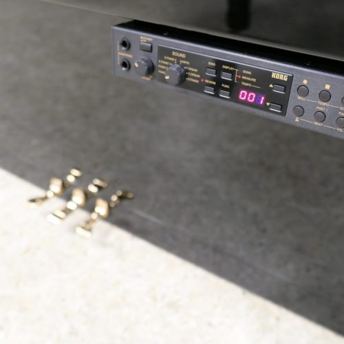 Bedienfeld eines Korg Digitalpianos mit Pedalen
