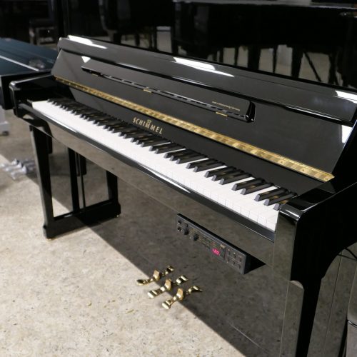 Schwarzes Schimmel Klavier mit glänzender Oberfläche