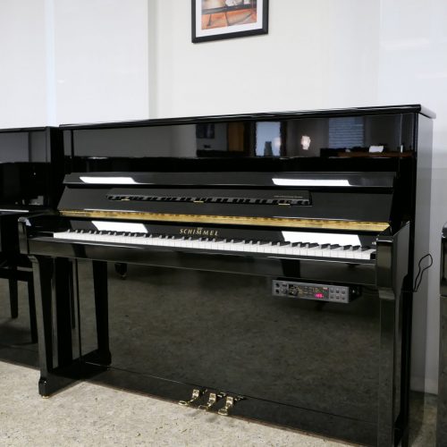 Schwarzes Klavier in hellem Raum