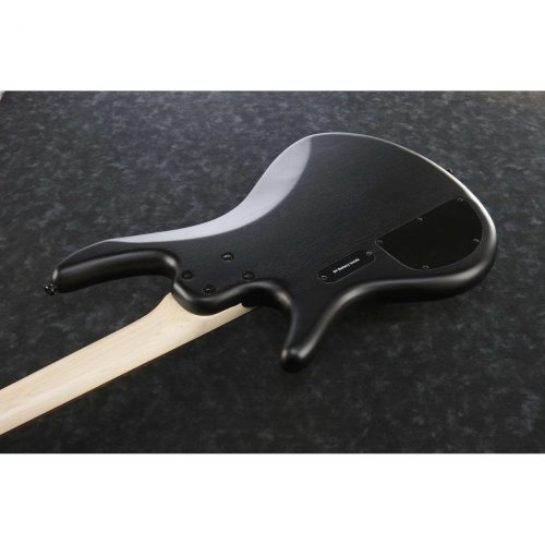 Rückseite einer schwarzen E-Gitarre auf dunklem Hintergrund.