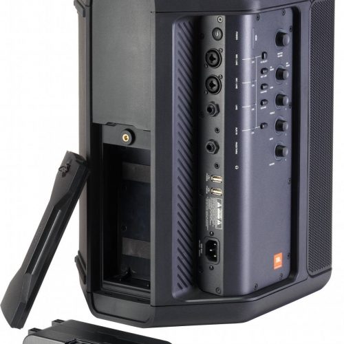 Tragbarer Lautsprecher mit Anschlüssen und Reglern.