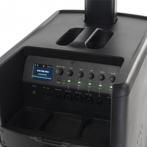 Tragbares Lautsprechersystem mit Bedienelementen und Display.