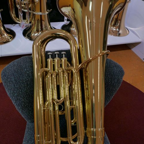 Goldene Tuba auf Teppich liegend