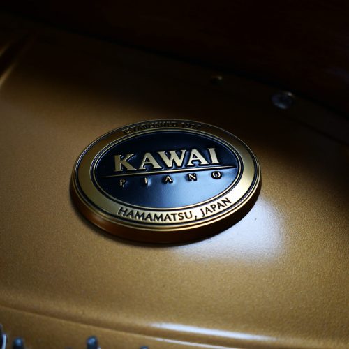 Kawai Piano Logo, goldfarbige Abdeckung