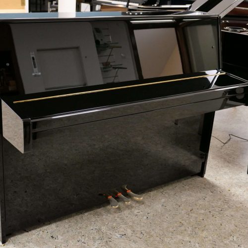 Schwarzes Klavier in einem Raum