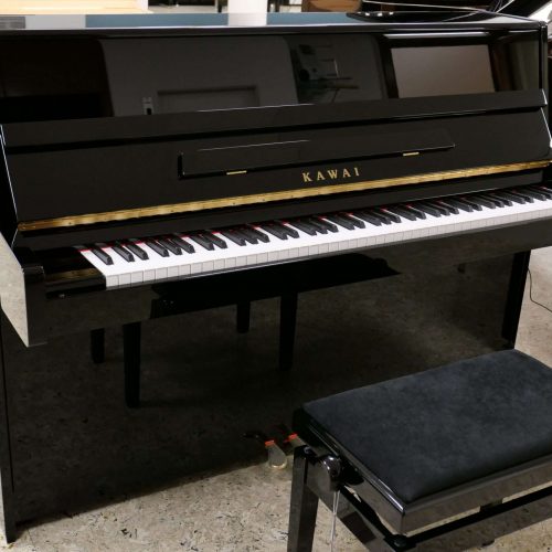 Schwarz poliertes Klavier mit Hocker