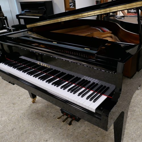 Schwarzer Konzertflügel in einem Musikgeschäft