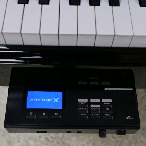 Digitalpiano mit Bedienfeld und Display