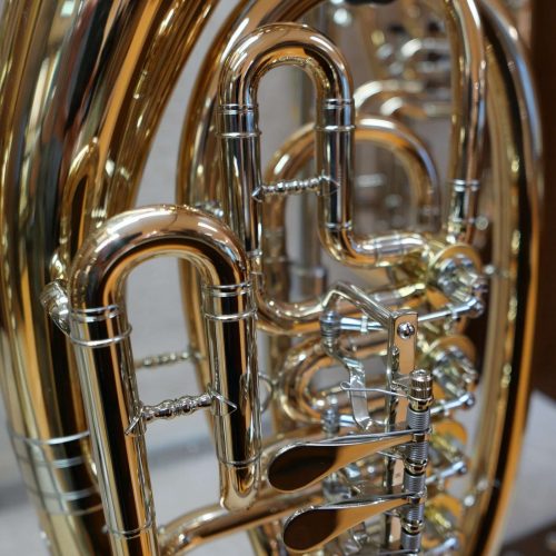 Detailansicht eines glänzenden Metallblasinstruments