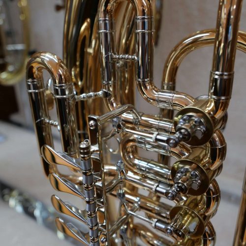 Nahaufnahme eines Blechblasinstruments mit Ventilen.