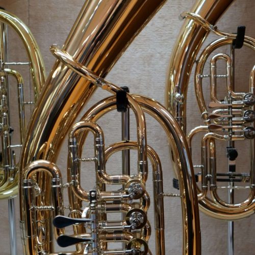 Messinginstrumente mit Ventilen im Musikgeschäft