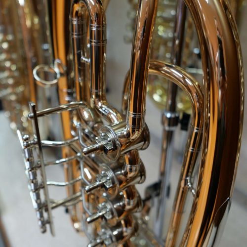 Nahaufnahme eines vernickelten Musikinstruments