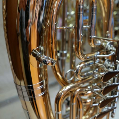 Detailaufnahme eines glänzenden Blechblasinstruments