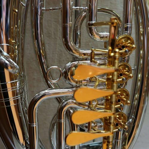 Detail eines glänzenden Metallblasinstruments