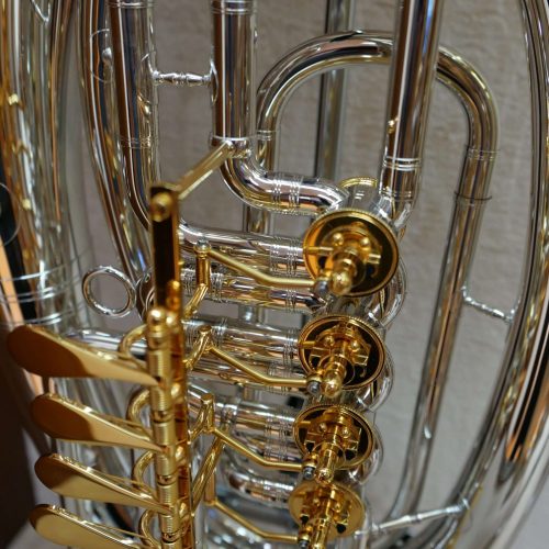 Nahaufnahme einer Tuba mit Ventilen