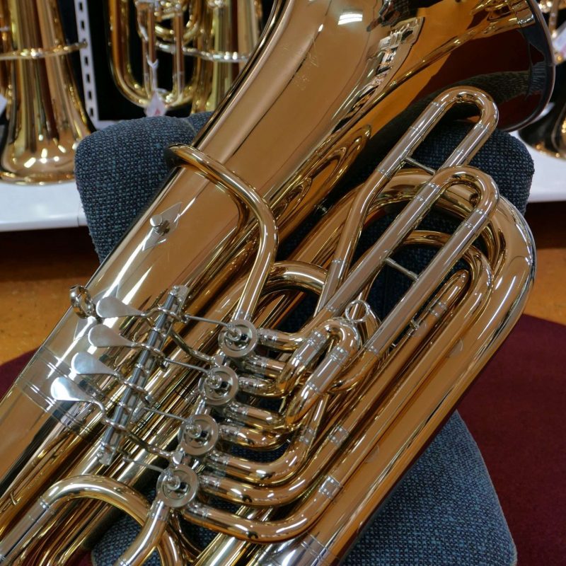 Nahaufnahme einer glänzenden Tuba