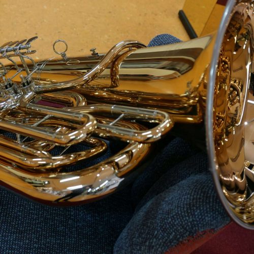 Messingblasinstrument Nahaufnahme mit Spiegelung