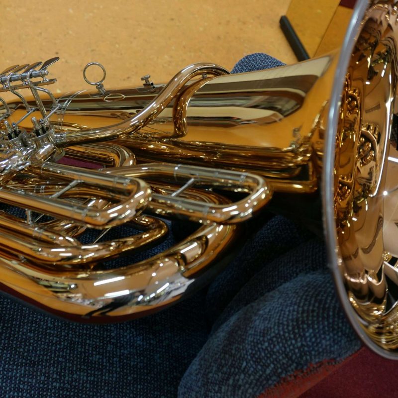 Messingblasinstrument b Tuba Nahaufnahme mit Spiegelung