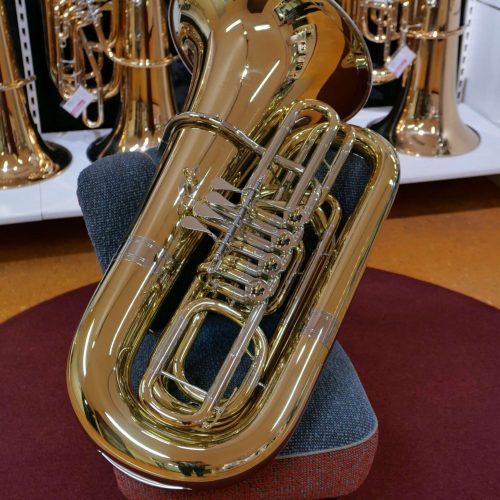 Goldene Tuba auf einem Stuhl im Laden