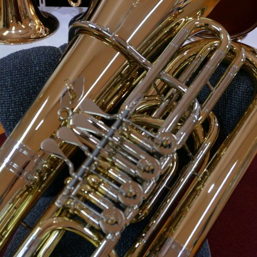 Details eines glänzenden goldenen Blechblasinstruments