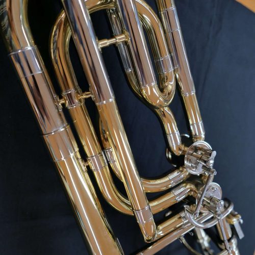 Nahaufnahme eines goldenen Blasinstruments auf schwarzem Hintergrund