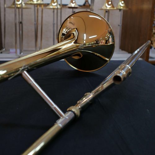 Goldenes Blasinstrument auf schwarzem Hintergrund