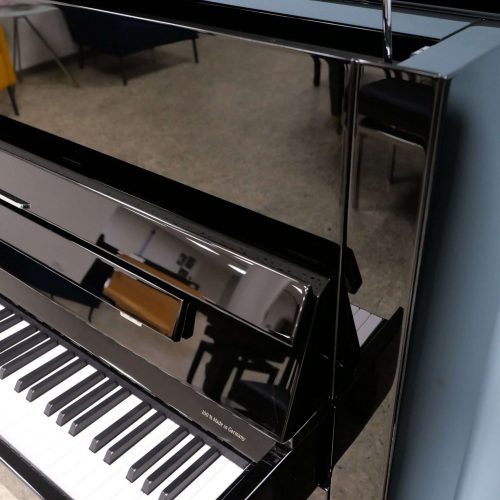 Schwarzes Klavier in einem Raum