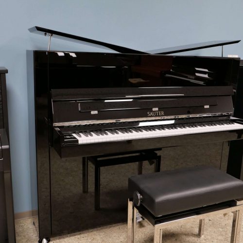 Schwarzes Klavier und Hocker unter Wanduhr