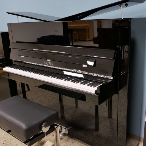 Schwarzes Klavier mit Klavierbank