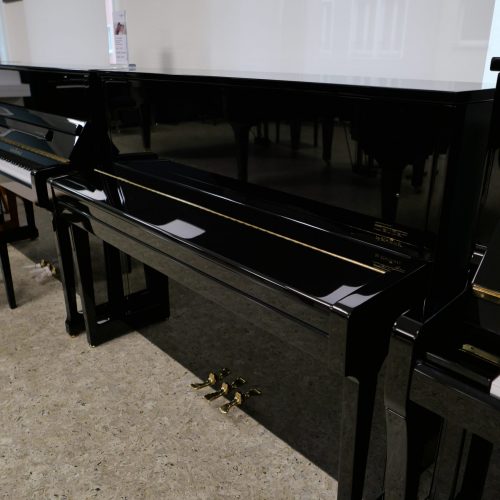 Schwarzes Klavier im Showroom