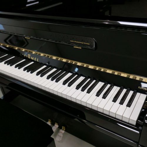 Schwarzes Klavier mit Tastatur