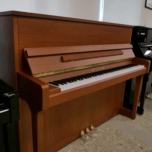 Holzklavier in einem Ausstellungsraum