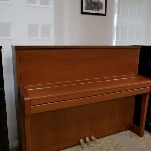 Braunes Klavier in einem Raum